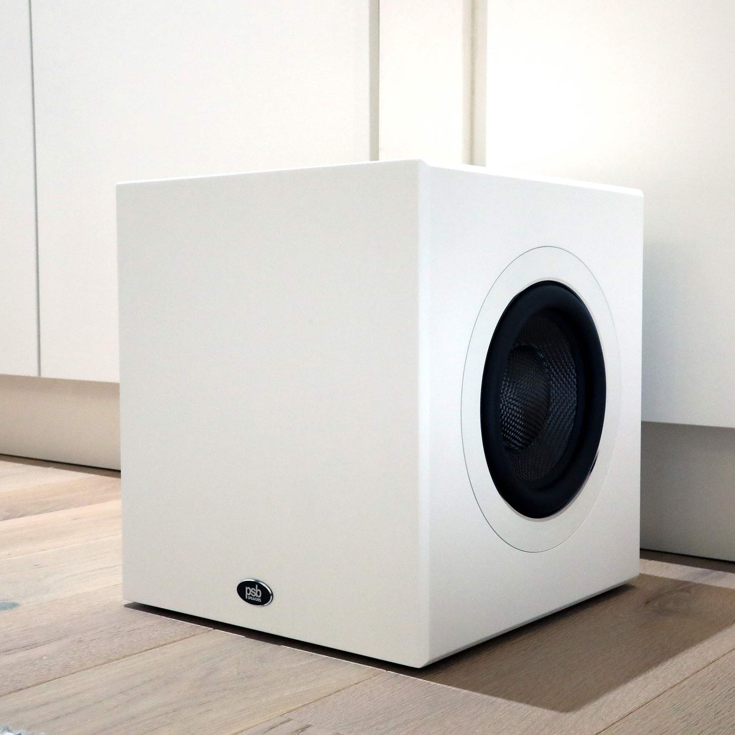 PSB Speakers BP8 Subwoofer Weiß in einem Wohnzimmer